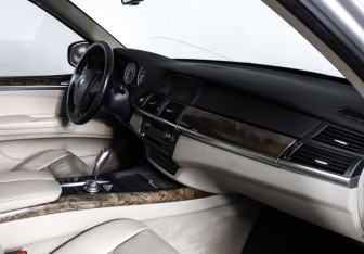 Подержанный автомобиль BMW X5 2009 года (11 фото)