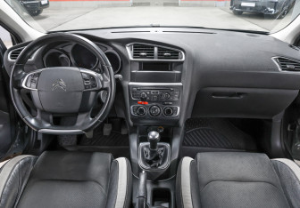 Подержанный автомобиль Citroen C4 Hatchback 2012 года (14 фото)