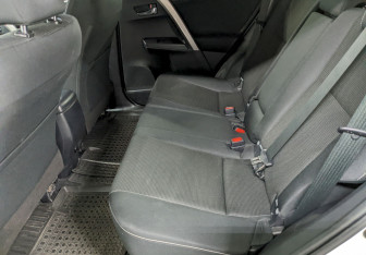 Подержанный автомобиль Toyota RAV4 2017 года (15 фото)