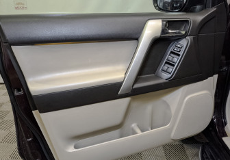 Подержанный автомобиль Toyota Land Cruiser Prado 2011 года (19 фото)