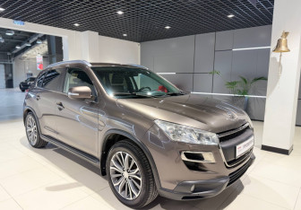 Подержанный автомобиль Peugeot 4008 2012 года (5 фото)