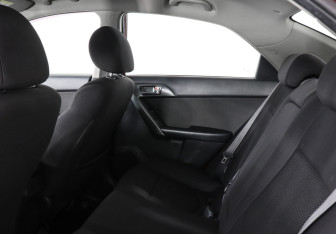 Подержанный автомобиль Kia Cerato Sedan 2012 года (8 фото)