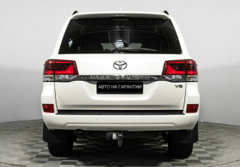 Подержанный автомобиль Toyota Land Cruiser Suv 2015 года (4 фото)