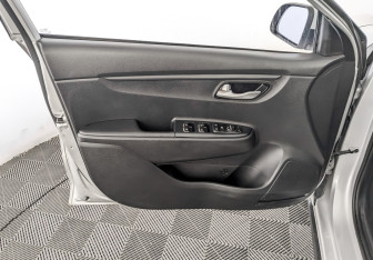 Подержанный автомобиль Kia Rio Hatchback 2021 года (19 фото)