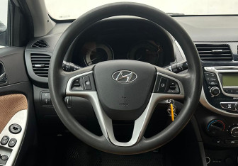 Подержанный автомобиль Hyundai Solaris Sedan 2012 года (12 фото)