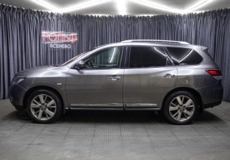 Подержанный автомобиль Nissan Pathfinder 2016 года (8 фото)