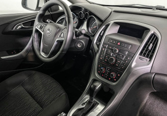 Подержанный автомобиль Opel Astra Sedan 2014 года (9 фото)