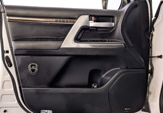 Подержанный автомобиль Toyota Land Cruiser Suv 2015 года (19 фото)