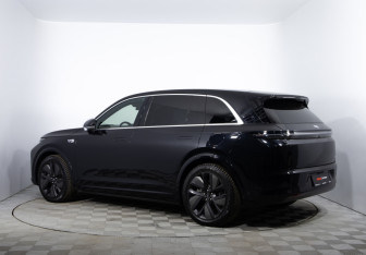 Подержанный автомобиль LiXiang L7 2023 года (7 фото)