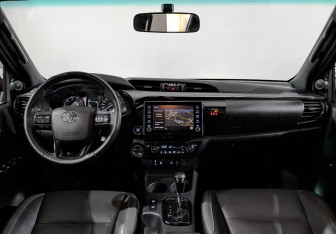 Подержанный автомобиль Toyota Hilux 2020 года (14 фото)