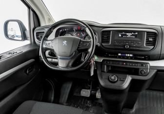 Подержанный автомобиль Peugeot Traveller 2022 года (30 фото)