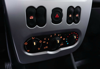 Подержанный автомобиль Renault Sandero 2013 года (16 фото)