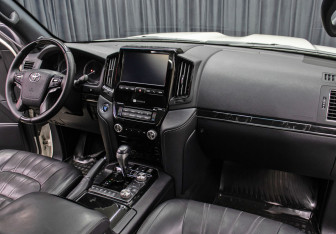 Подержанный автомобиль Toyota Land Cruiser Suv 2018 года (11 фото)