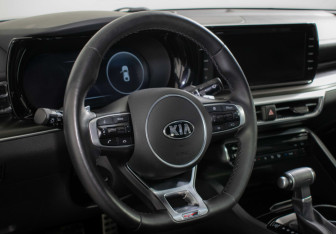 Подержанный автомобиль Kia K5 2021 года (13 фото)