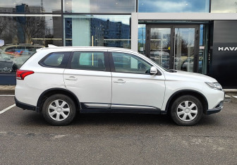 Подержанный автомобиль Mitsubishi Outlander 2017 года (5 фото)