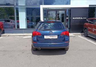 Подержанный автомобиль Opel Astra Wagon 2011 года (6 фото)