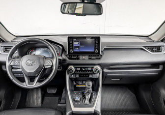 Подержанный автомобиль Toyota RAV4 2020 года (14 фото)