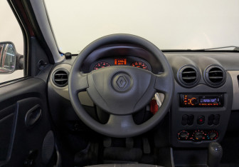 Подержанный автомобиль Renault Sandero 2013 года (20 фото)