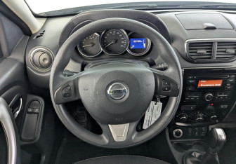 Подержанный автомобиль Nissan Terrano 2017 года (24 фото)