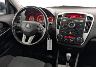 Подержанный автомобиль Kia Ceed Hatchback 2011 года (25 фото)