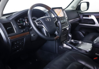Подержанный автомобиль Toyota Land Cruiser Suv 2015 года (16 фото)