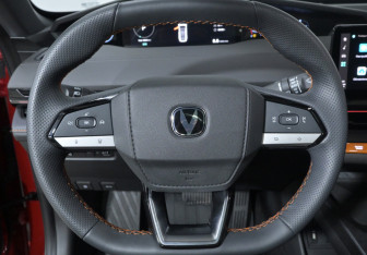 Подержанный автомобиль Changan UNI-V 2024 года (3 фото)
