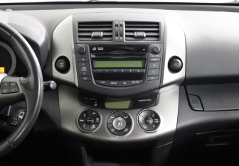 Подержанный автомобиль Toyota RAV4 2010 года (8 фото)