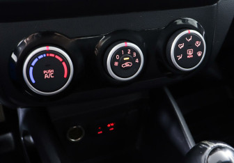 Подержанный автомобиль Kia Rio Hatchback 2017 года (14 фото)