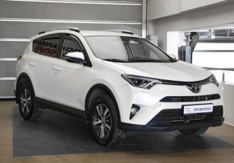 Подержанный автомобиль Toyota RAV4 2016 года (3 фото)