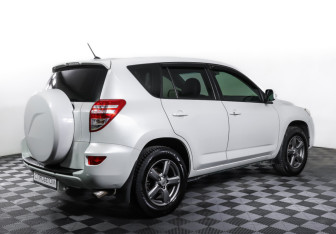 Подержанный автомобиль Toyota RAV4 2011 года (5 фото)