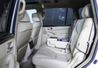 Подержанный автомобиль Lexus LX 2011 года (12 фото)