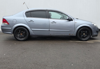 Подержанный автомобиль Opel Astra Sedan 2008 года (4 фото)