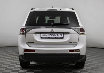 Подержанный автомобиль Mitsubishi Outlander 2013 года (6 фото)