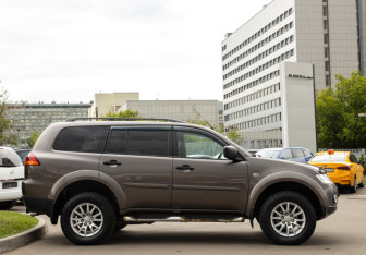 Подержанный автомобиль Mitsubishi Pajero Sport 2011 года (3 фото)