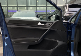 Подержанный автомобиль Volkswagen Golf Hatchback 2014 года (15 фото)