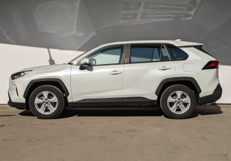 Подержанный автомобиль Toyota RAV4 2021 года (19 фото)