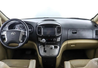 Подержанный автомобиль Hyundai Grand Starex 2016 года (6 фото)