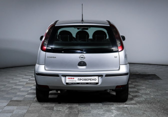 Подержанный автомобиль Opel Corsa 2004 года (6 фото)