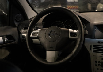 Подержанный автомобиль Opel Astra Sedan 2009 года (11 фото)