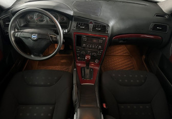 Подержанный автомобиль Volvo S60 2007 года (9 фото)