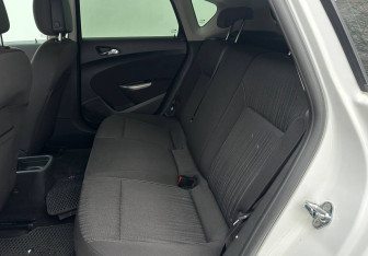 Подержанный автомобиль Opel Astra Hatchback 2011 года (10 фото)