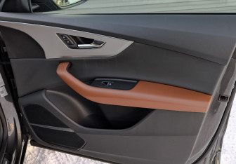 Подержанный автомобиль Audi Q8 2021 года (24 фото)