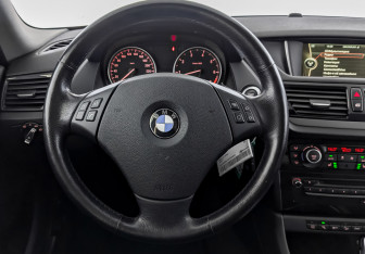 Подержанный автомобиль BMW X1 2014 года (21 фото)