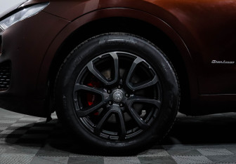 Подержанный автомобиль Maserati Levante 2017 года (15 фото)