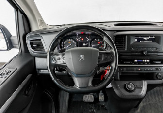 Подержанный автомобиль Peugeot Traveller 2022 года (20 фото)