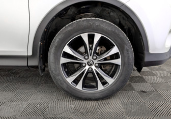 Подержанный автомобиль Toyota RAV4 2015 года (19 фото)