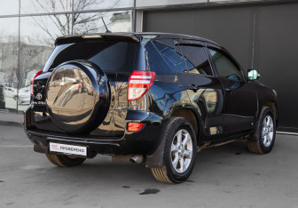 Подержанный автомобиль Toyota RAV4 2010 года (4 фото)