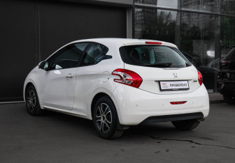 Подержанный автомобиль Peugeot 208 2013 года (6 фото)