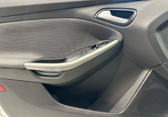 Подержанный автомобиль Ford Focus Hatchback 2014 года (13 фото)