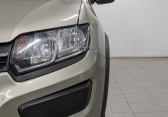 Подержанный автомобиль Renault Sandero 2016 года (15 фото)